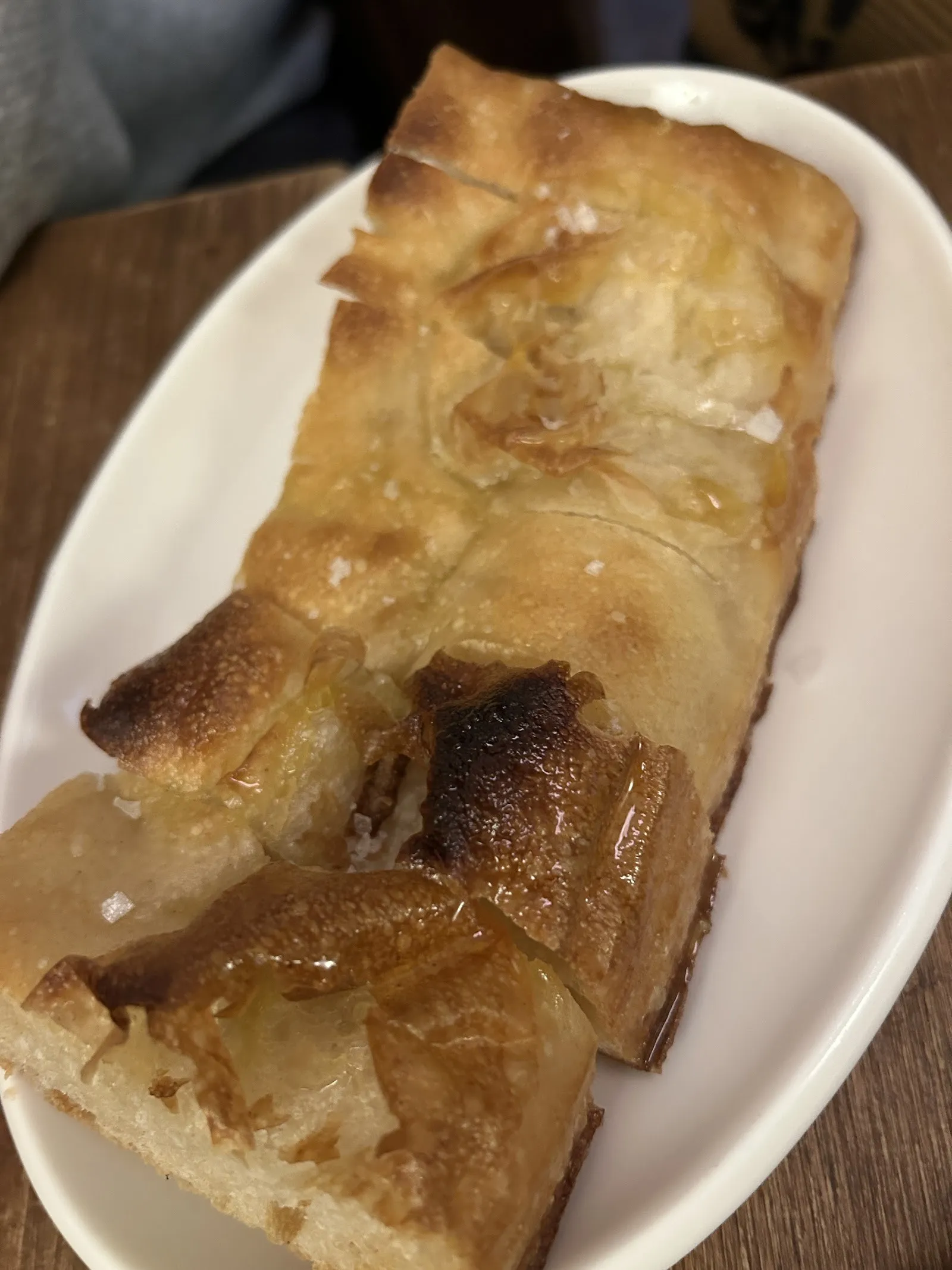 Una porció de focaccia daurada en un plat